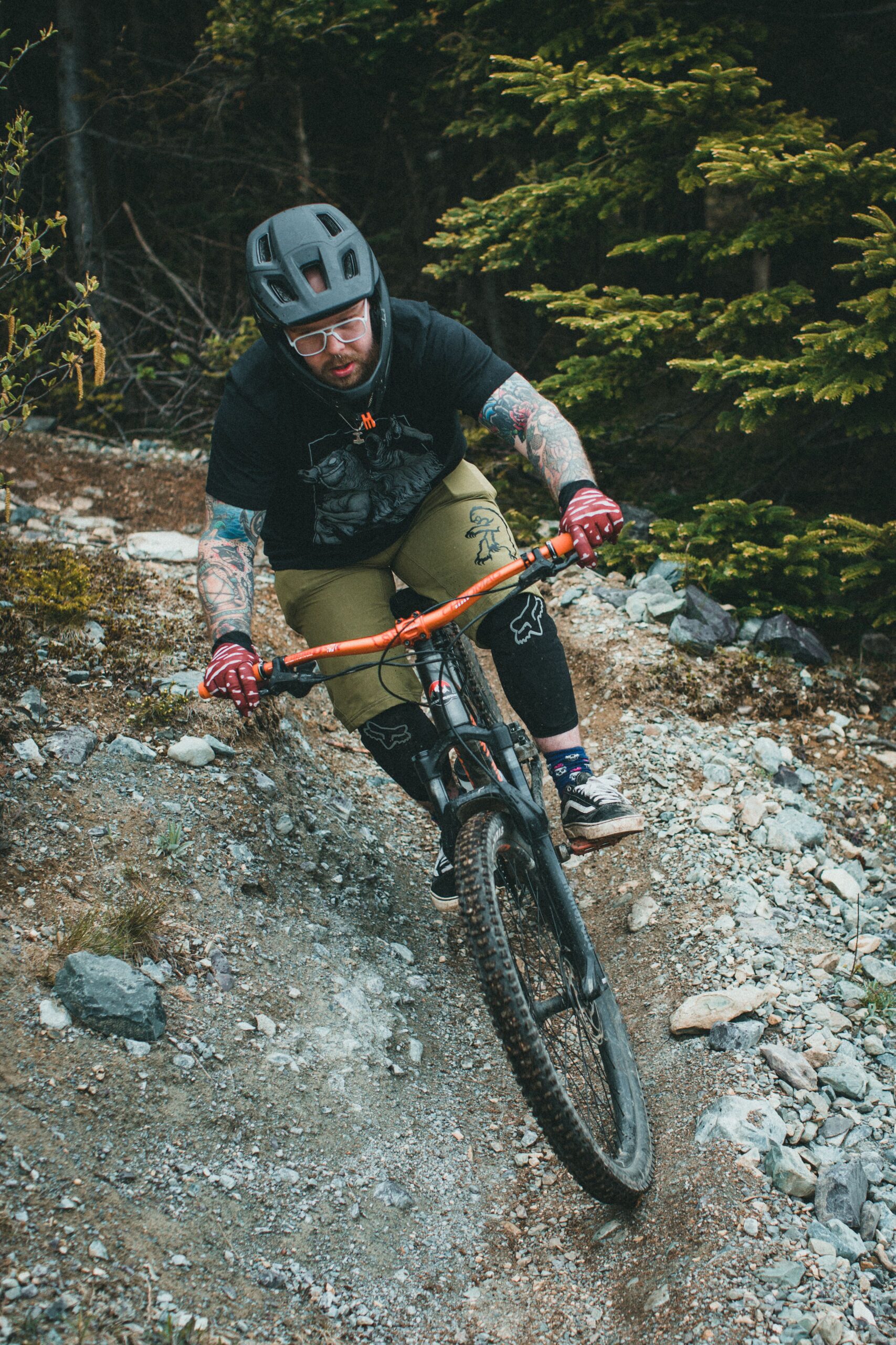 Mountainbiker auf felsigem Trail im Wald