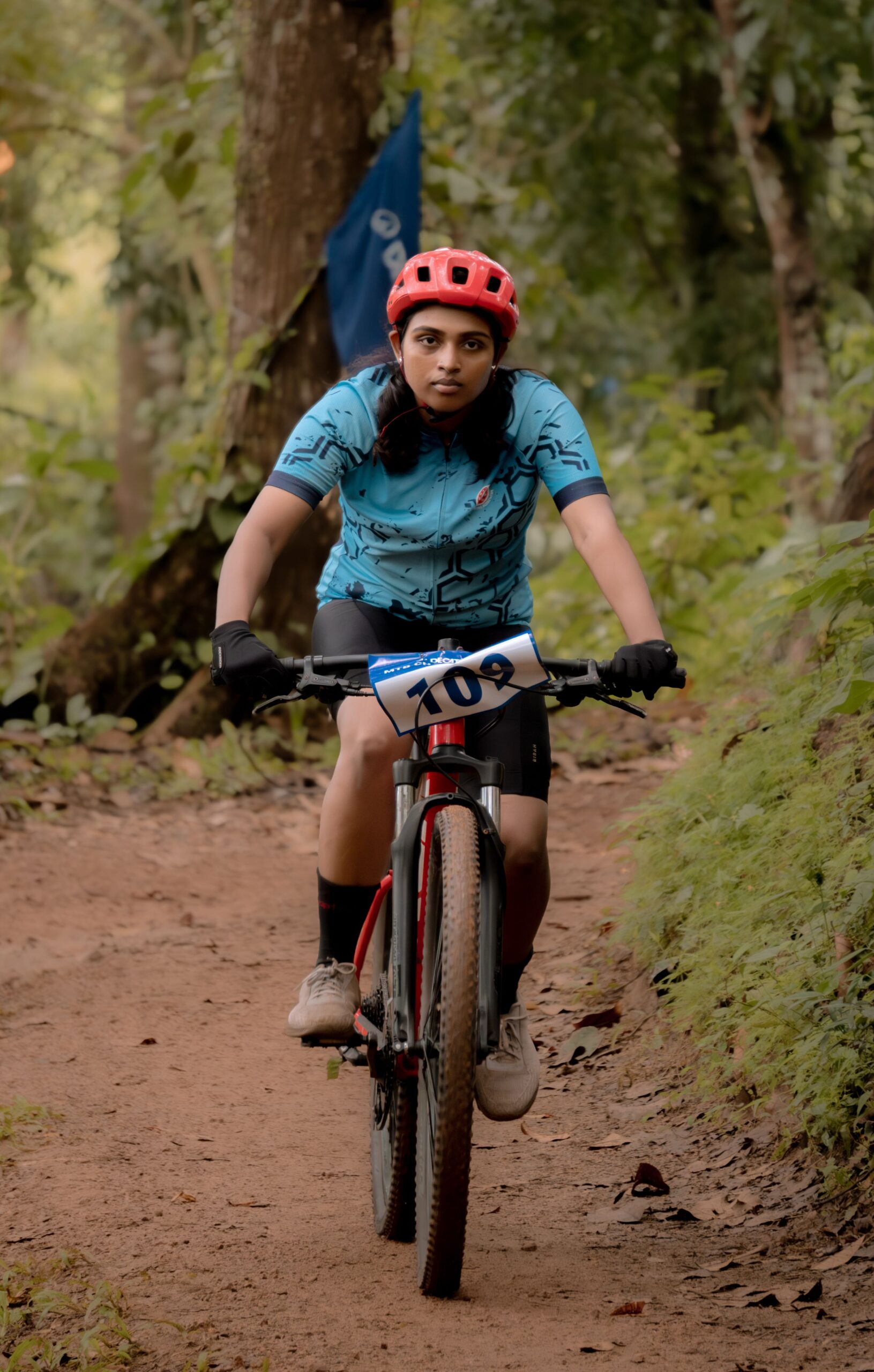 Mountainbikerin auf einem Waldweg